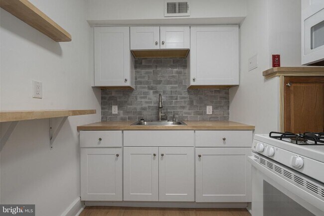 Foto del edificio - 305 S Main St