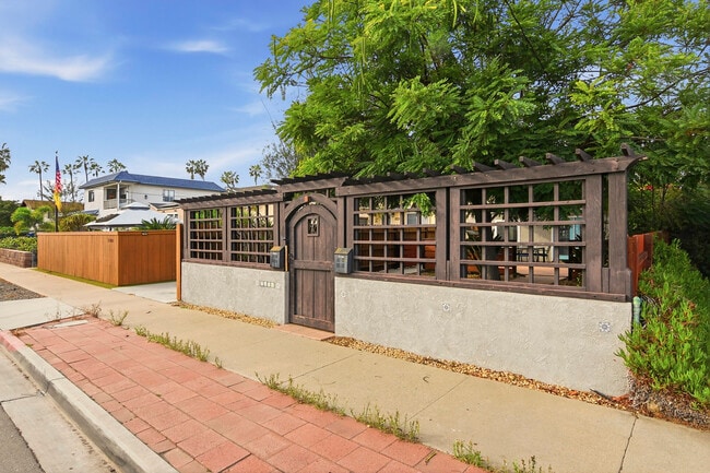 Building Photo - 2154 Oliver Ave