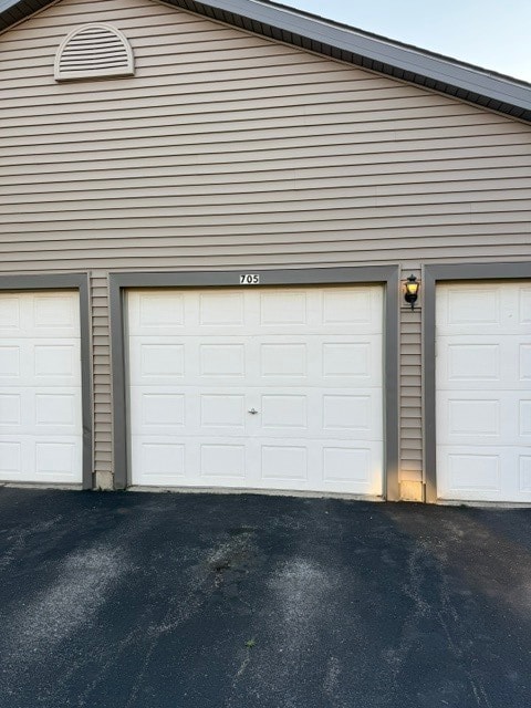 Building Photo - 705 E Whispering Oaks Dr