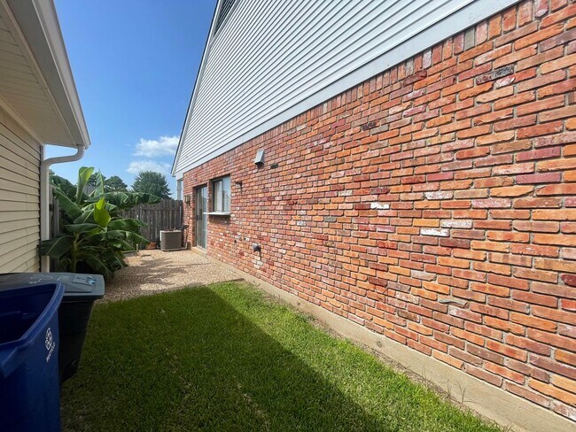 Foto del edificio - Sought after location so hurry!