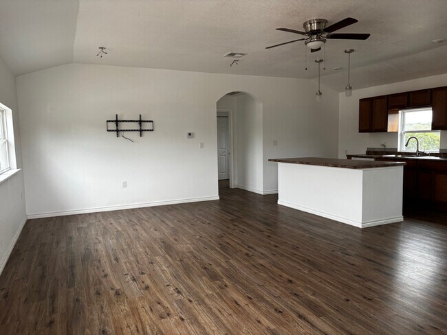 Foto del edificio - 240 Country Club Rd