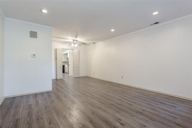 Foto del edificio - 8223 Lullwater Dr