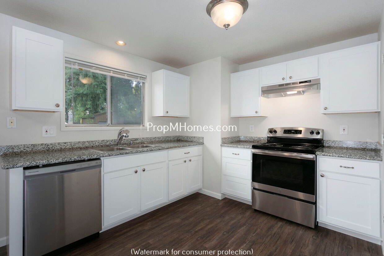 Quaint Ranch Style Home with Fenced Yard! - Quaint Ranch Style Home with Fenced Yard!