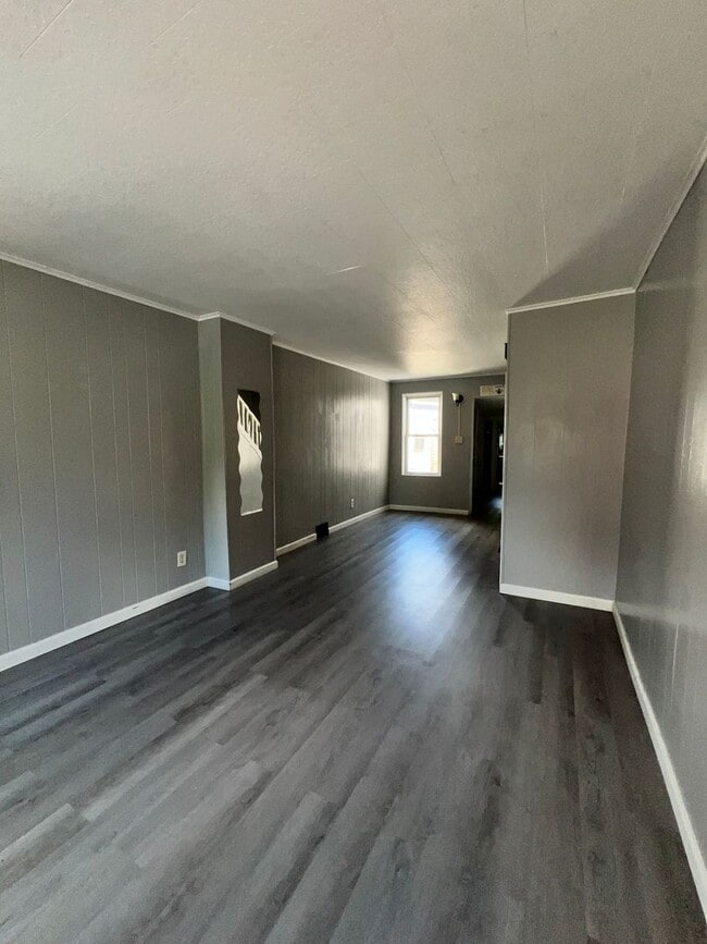 Building Photo - 3 Bedroom, 1 Bath Home Available For Rent