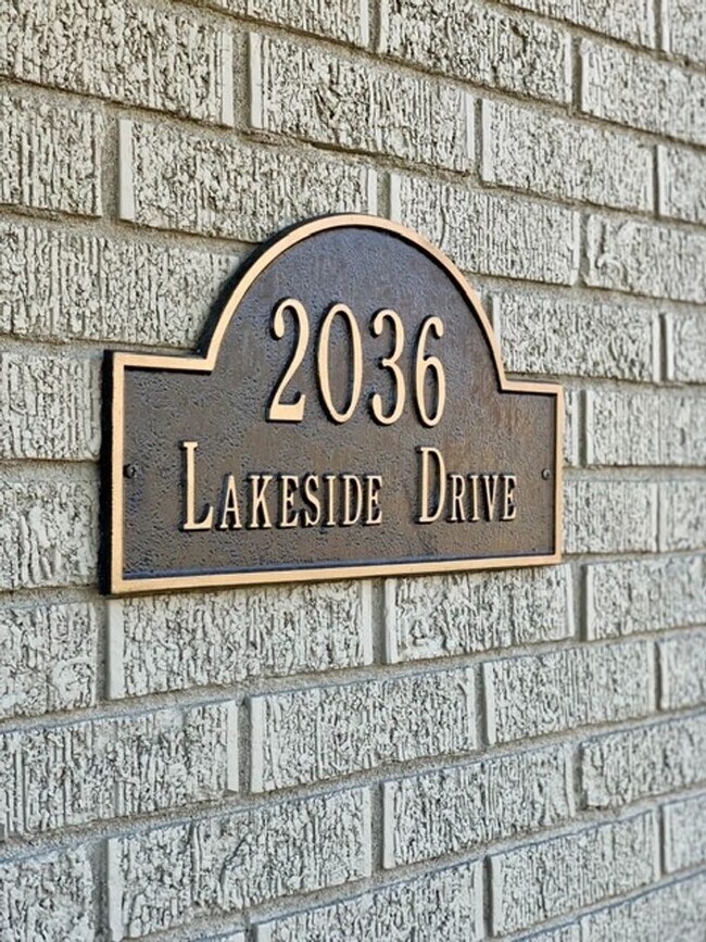 Building Photo - 2036 Lakeside Dr
