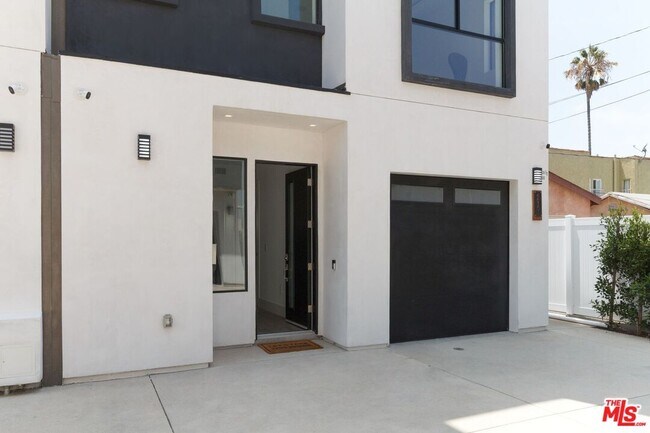 Building Photo - 4830 Pickford St