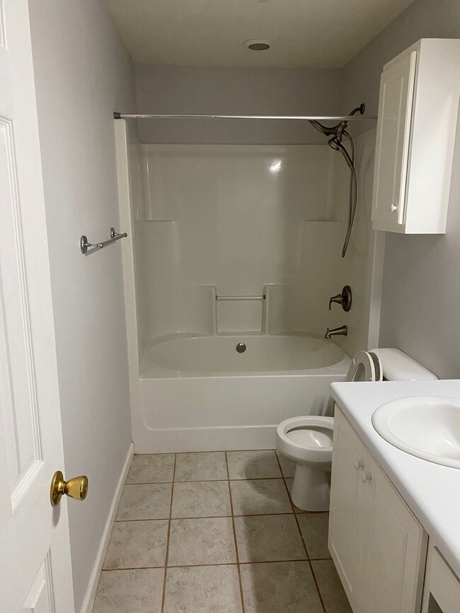 Building Photo - AVAILABLE NOW ! 2 bedroom 2 bathroom townh...