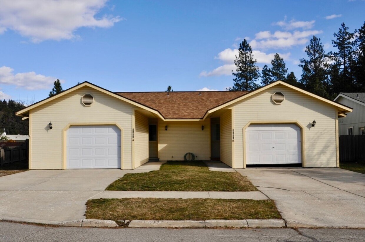 Primary Photo - 2 bed 1 bath duplex Post Falls