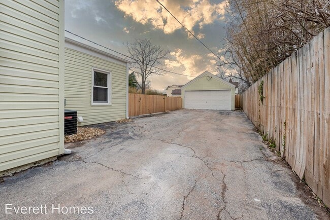 Building Photo - 4 br, 2 bath House - 1325 N Summit Ave