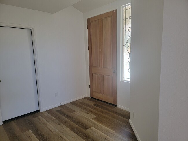 Entrada desde la fachada y el garaje. - 1870 Outrigger Ln