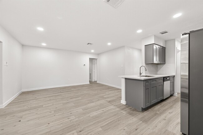 Building Photo - 13442 Greenway Dr
