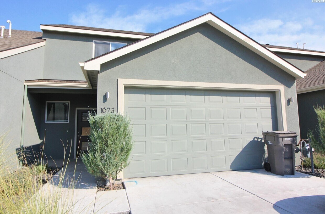 Foto principal - 3 Bed/2.5 Bath + Flex Room