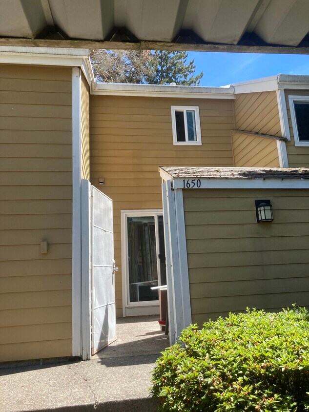 1650 Village Park Pl, West Linn, OR 97068 Townhome Rentals in West