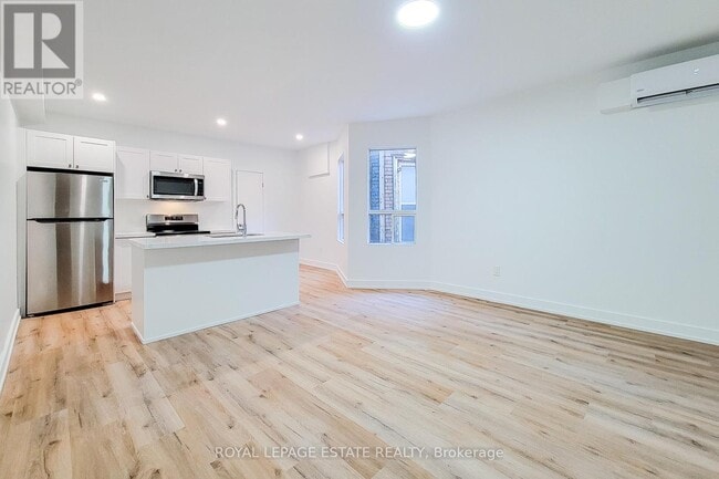 Photo du bâtiment - 1052 Barton St E