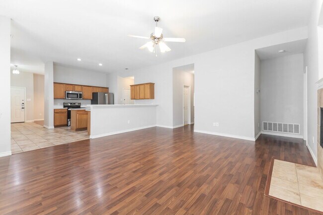 Building Photo - 419 Creekview Dr