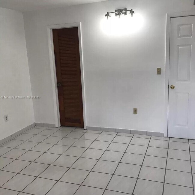 Foto del edificio - 2401 SW 10th St