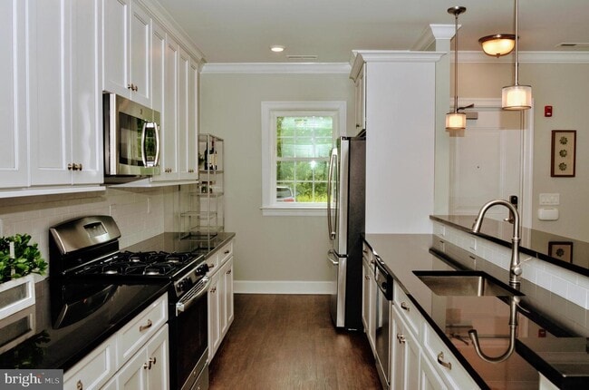 Building Photo - 100 Cabot Dr