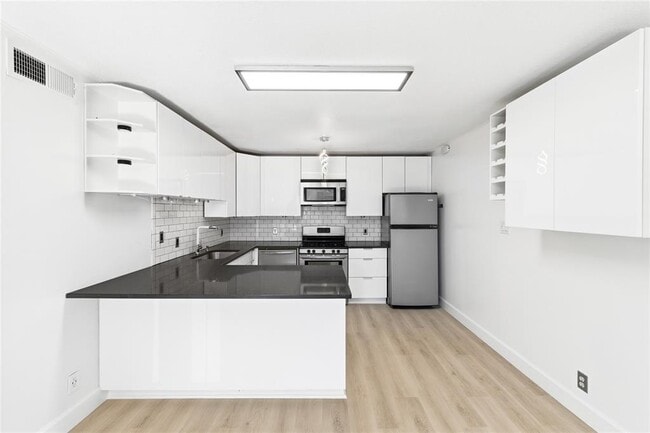 Building Photo - 1304 Summit St