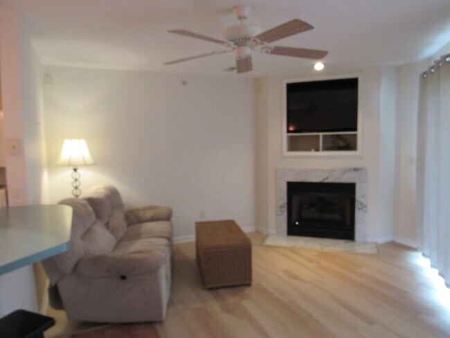 Foto del edificio - 1 Bedroom Lakefront Condo For Rent