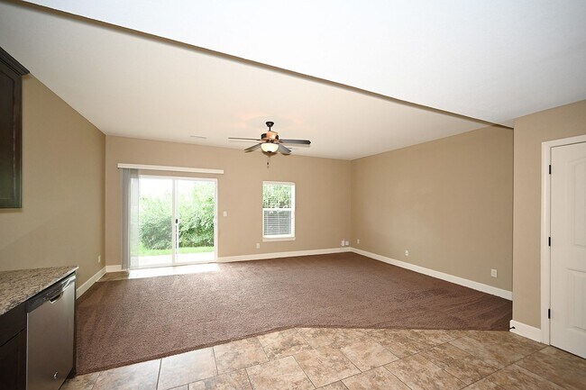 Building Photo - 3 Bedroom, 2.5 bath Townhome with 1 car ga...