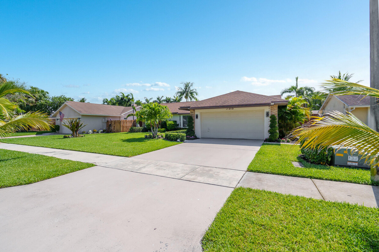 Foto principal - 738 NW 42nd Way
