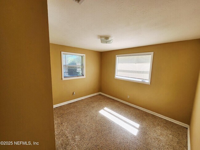 Foto del edificio - 6067 Longchamp Dr