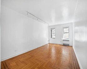 Building Photo - 601 E 19th St