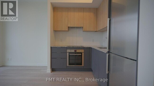 Building Photo - 120 Parliament St