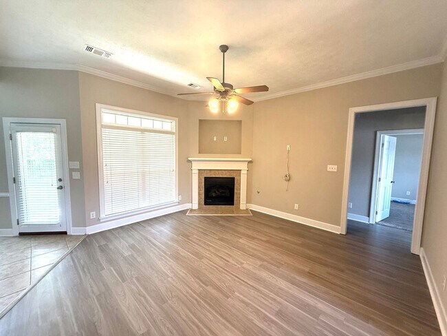 Foto del edificio - ** 4 bed 2 bath located by Prattville High...