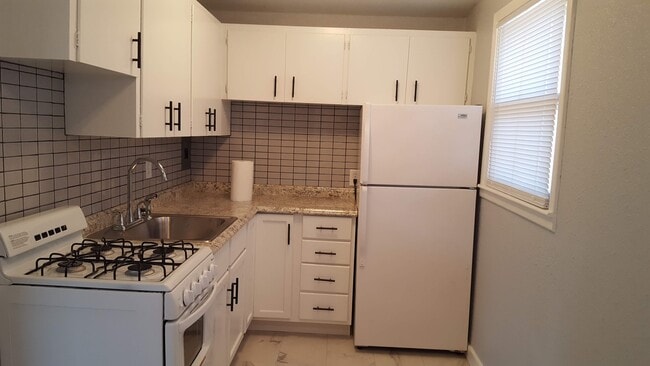 Kitchen - 2316 Kraig Rd