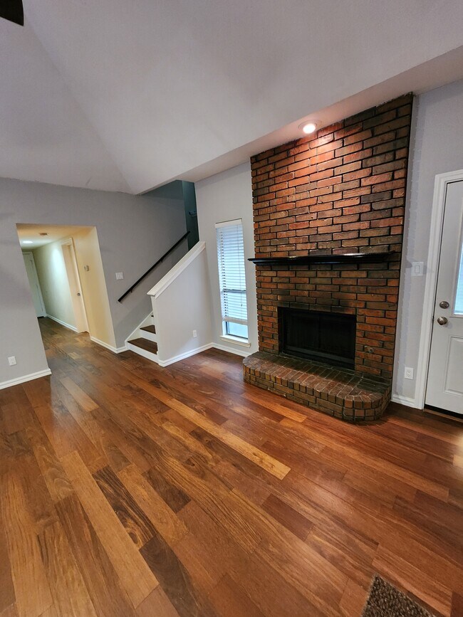 Building Photo - 2016 Greenview Dr