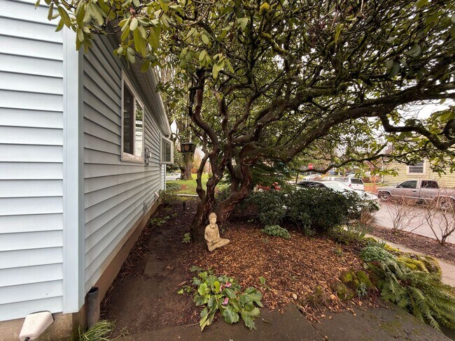 Foto del edificio - Modern Comfort Meets Classic Charm in South Tabor~ Fenced Backyard~ Garage~ Pets Welcome~ 94 Bike...