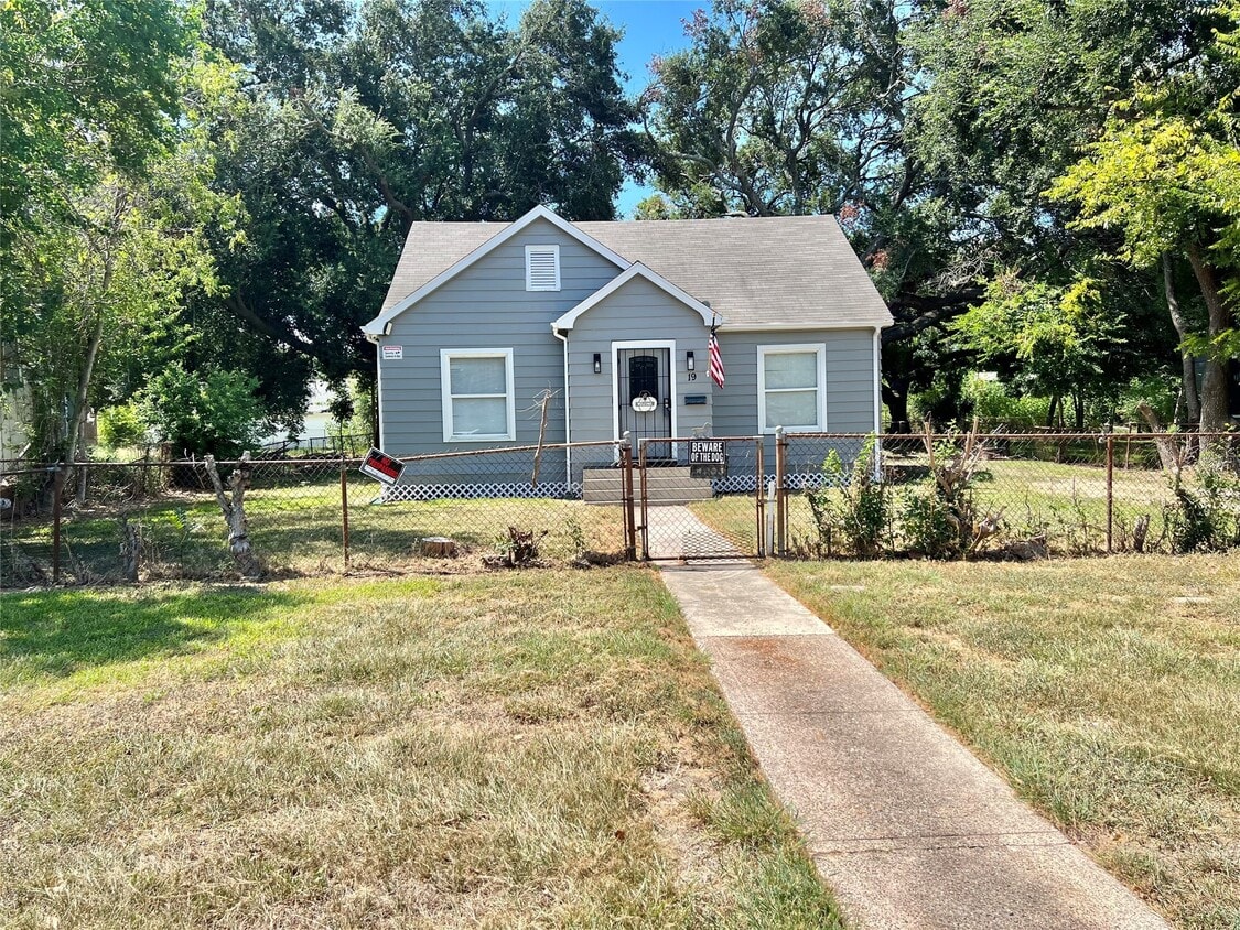 Primary Photo - 19 4th Ave N