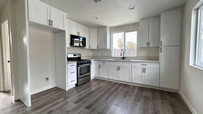 Foto del edificio - PRICE REDUCTION!! Cozy 2 Bedroom 1 Bathroo...