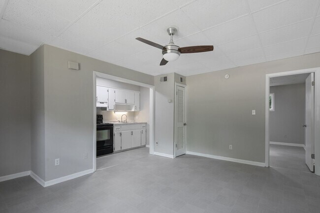 Building Photo - 210 Colonial Dr