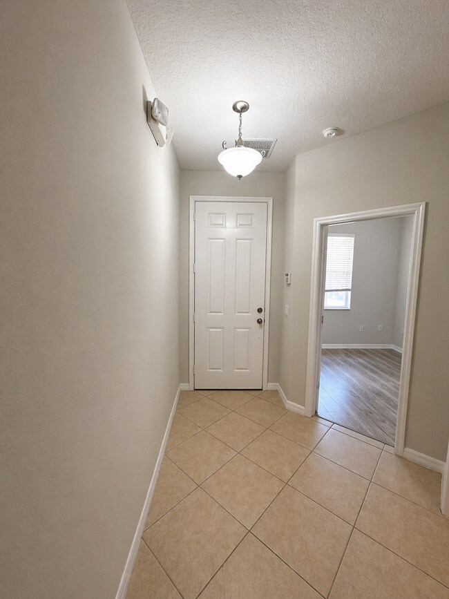 Building Photo - Beautiful 3 bedroom 3 bath Townhouse in Gated Community!