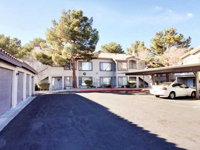 Building Photo - RENOVATED 2BD/2BA NEAR STRIP!