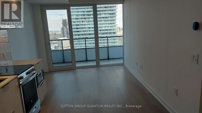 Building Photo - 448 Burnhamthorpe Rd W