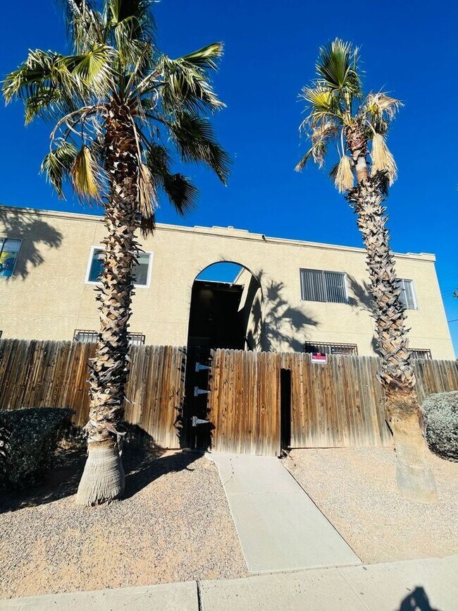 Foto del edificio - 2767 N Edith Blvd