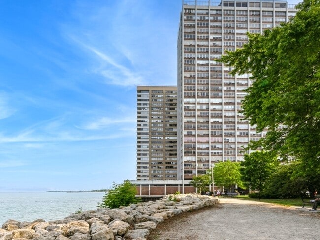 Building Photo - 6171 N Sheridan Rd