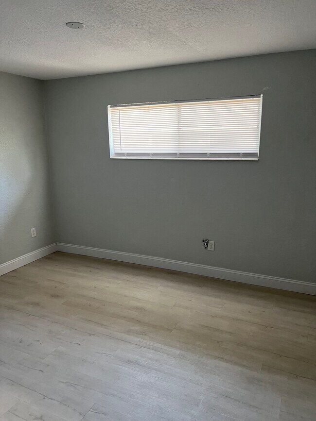 Building Photo - 4328 Edgewater Dr