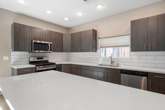 Building Photo - Modern Midtown Living