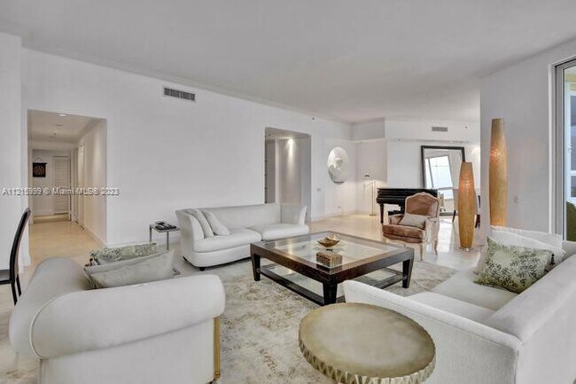 Building Photo - 808 Brickell Key Dr