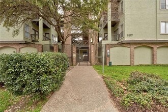 Building Photo - 807 W 25th St