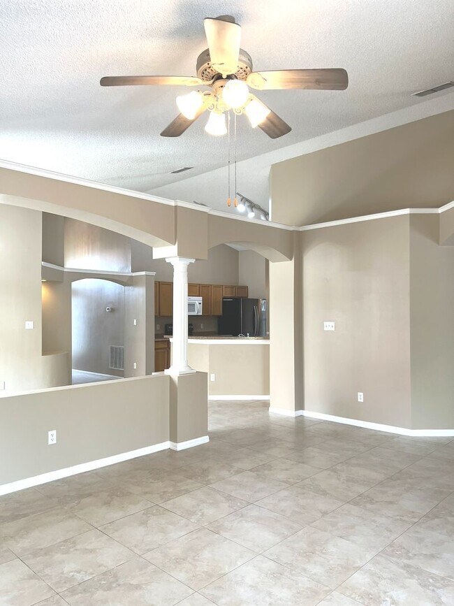 Building Photo - Lake Mary-Spacious 4/2 with Open and Scree...