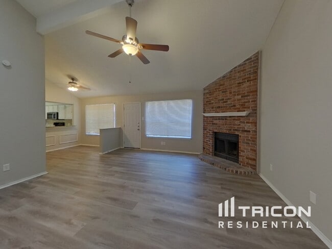 Building Photo - 1008 W Lovers Ln