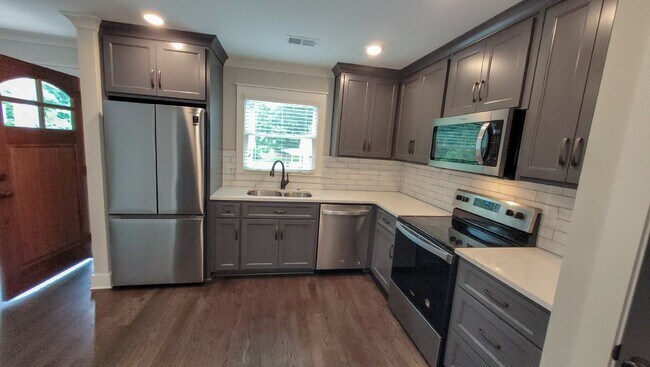 Building Photo - Single Bedroom Charmer