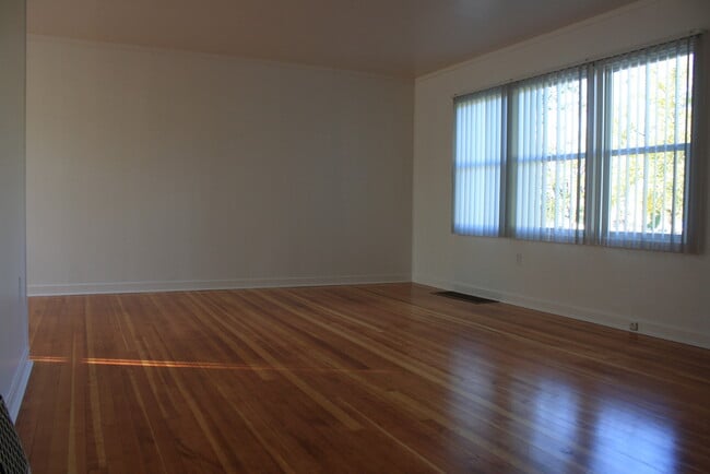 Building Photo - 2 Blocks from the river!!