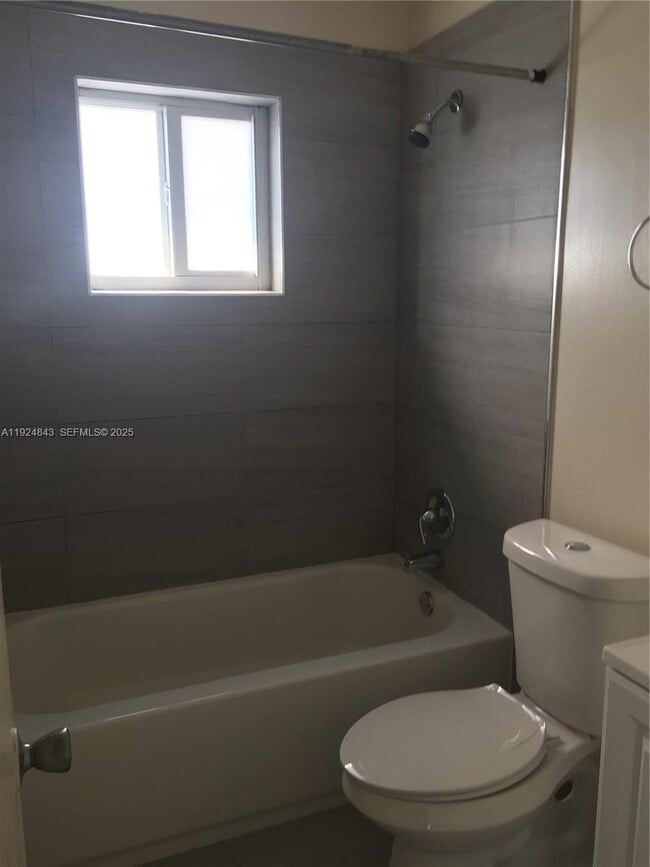 Foto del edificio - 960 Biarritz Dr