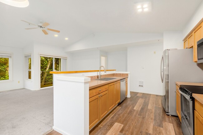 Foto del edificio - Spacious 3BD 2BA Top Floor Condominium wit...